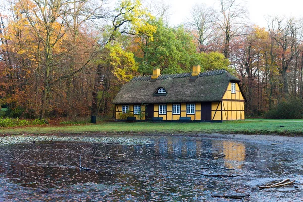 Παλιό σπίτι με ξύλινο ξύλο και αχυρένια στέγη στο Σαρλοτενλουντ, Δανία — Φωτογραφία Αρχείου