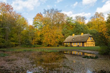 Charlottenlund, Danimarka'da sazçatılı eski yarı ahşap ev