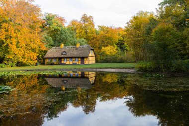 Charlottenlund, Danimarka'da sazçatılı eski yarı ahşap ev