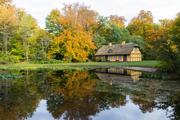 Gammalt halvtimrade hus med halmtak i Charlottenlund, Danmark — Stockfoto