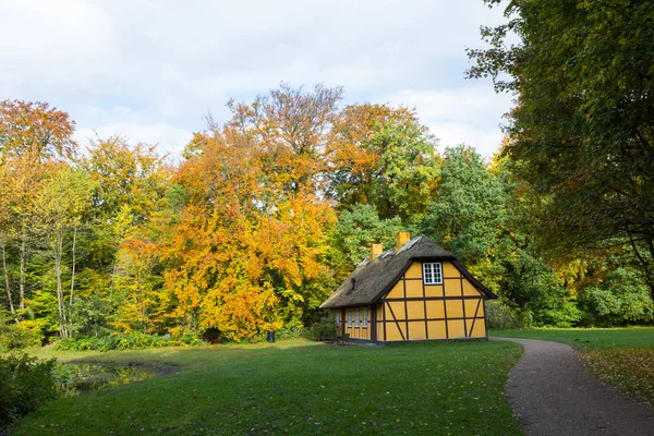 Vecchia casa a graticcio con tetto di paglia a Charlottenlund, Danimarca — Foto Stock