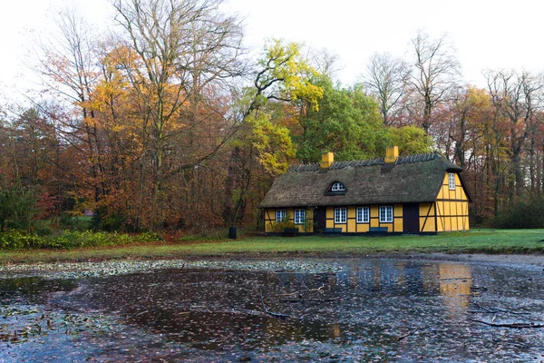 在丹麦夏洛滕隆德，有茅草屋顶的旧半木屋 — 图库照片