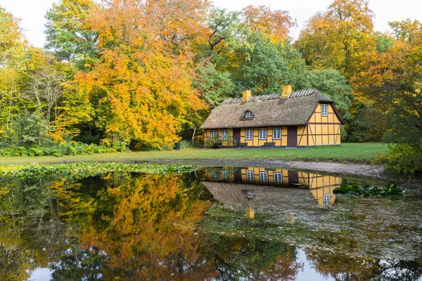 Oud vakwerkhuis met rieten dak in Charlottenlund, Denemarken — Stockfoto