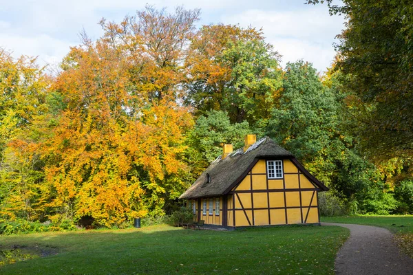 Gammalt halvtimrade hus med halmtak i Charlottenlund, Danmark — Stockfoto