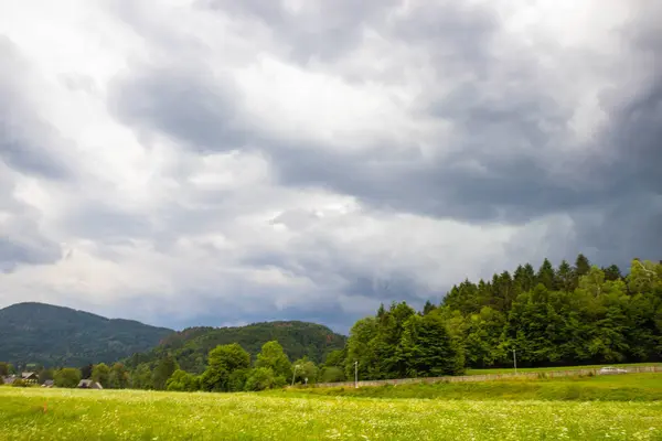 Triglav Milli Parkı'nda dağların yaz güneşli sahne