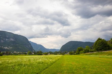 Triglav Milli Parkı'nda dağların yaz güneşli sahne