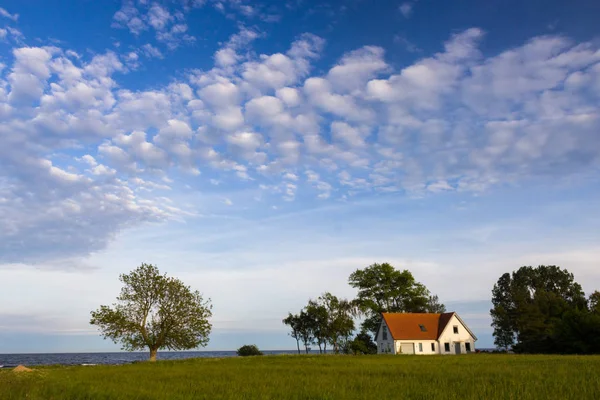 Litet hus på Östersjökusten, Skåne, Sverige — Stockfoto