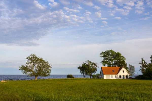 Small house on the baltic sea coast, Scania, Sweden — Stock Photo, Image