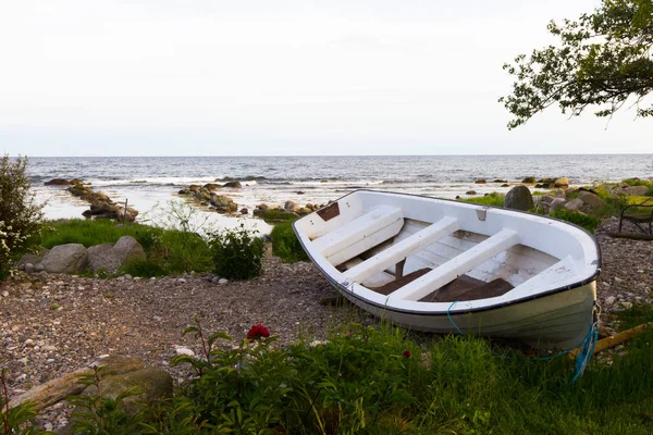 Barco vacío en una costa de mar Báltico, Suecia —  Fotos de Stock