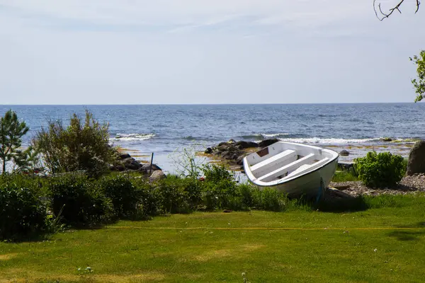 Порожній човен на узбережжі Балтійського моря, Швеція — стокове фото