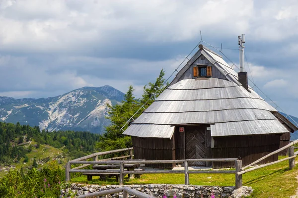 Slovenya 'daki Velika planinasında ahşap ev — Stok fotoğraf