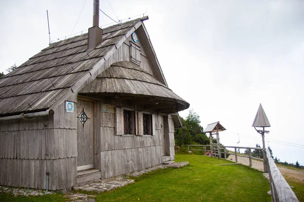 Slovenya 'daki Velika planinasında ahşap ev — Stok fotoğraf