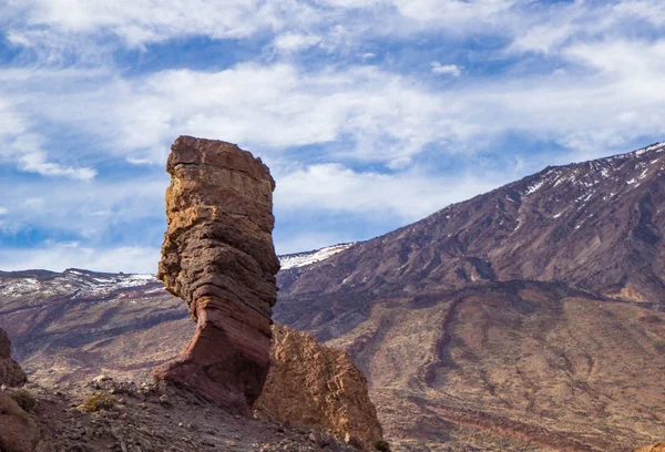 Vista panorámica de la singular formación rocosa única de Roque Cinchado con el famoso Pico del Teide, Tenerife — Foto de Stock
