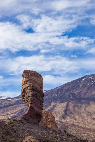 Vista panorámica de la singular formación rocosa única de Roque Cinchado con el famoso Pico del Teide, Tenerife — Foto de Stock