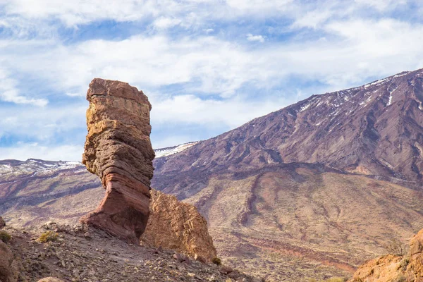 Vista panorámica de la singular formación rocosa única de Roque Cinchado con el famoso Pico del Teide, Tenerife — Foto de Stock