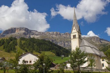 Arabba köyündeki Kilise, Dolomites Alpleri, İtalya