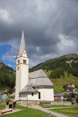 Arabba köyündeki Kilise, Dolomites Alpleri, İtalya
