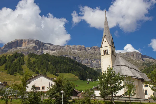 Arabba köyündeki Kilise, Dolomites Alpleri, İtalya — Stok fotoğraf