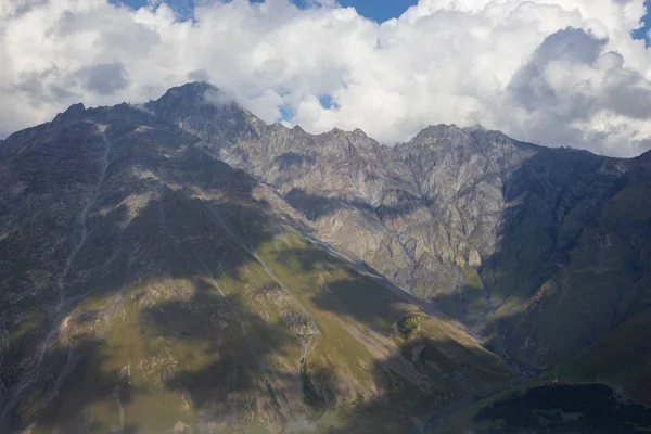 Gürcü Askeri Yolu boyunca Kafkas dağlarının görünümü — Stok fotoğraf