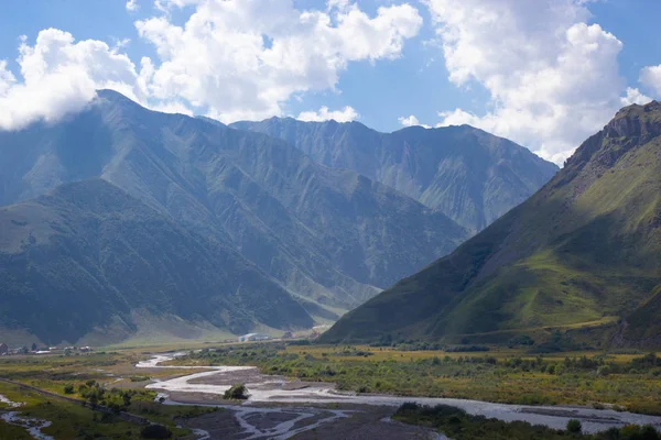 Vue sur les montagnes du Caucase le long de la route militaire géorgienne — Photo