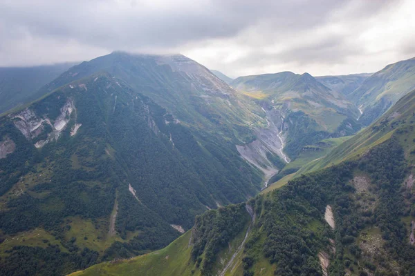 Θέα των βουνών του Καυκάσου κατά μήκος της στρατιωτικής οδού γεωργιανής — Φωτογραφία Αρχείου