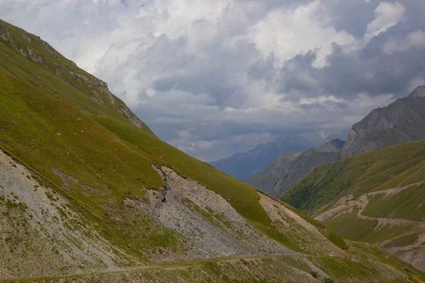 Vista de las montañas del Cáucaso a lo largo de la carretera militar georgiana —  Fotos de Stock