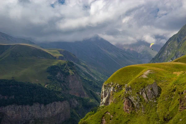 Uitzicht op de Kaukasus bergen langs Georgische militaire weg — Stockfoto