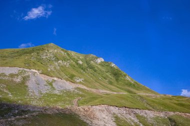 Gürcü Askeri Yolu boyunca Kafkas dağlarının görünümü