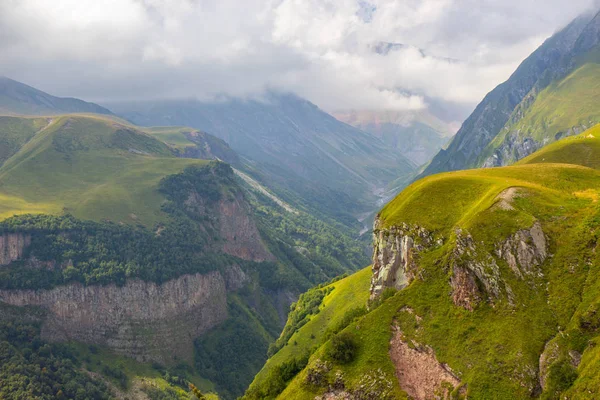 Uitzicht op de Kaukasus bergen langs Georgische militaire weg — Stockfoto