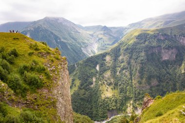 Gürcü Askeri Yolu boyunca Kafkas dağlarının görünümü