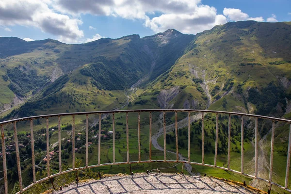 Blick auf die Kaukasusberge entlang der georgischen Militärstraße — Stockfoto