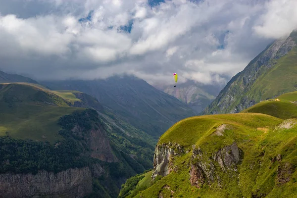 View of Caucasus mountains along  Georgian Military Road — Stock Photo, Image