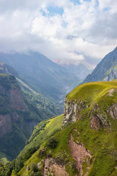 Vista de las montañas del Cáucaso a lo largo de la carretera militar georgiana —  Fotos de Stock