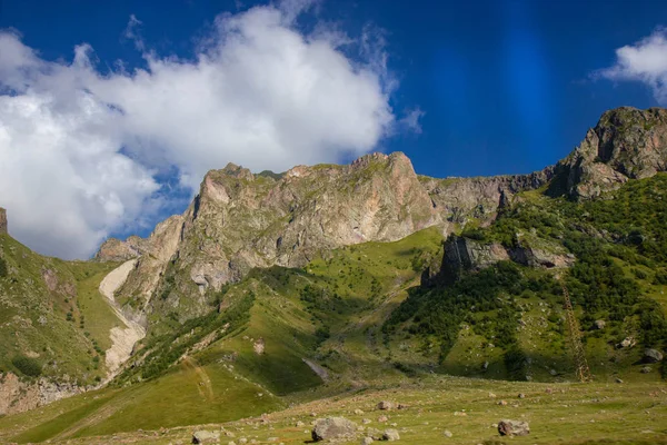 Uitzicht op de Kaukasus bergen langs Georgische militaire weg — Stockfoto