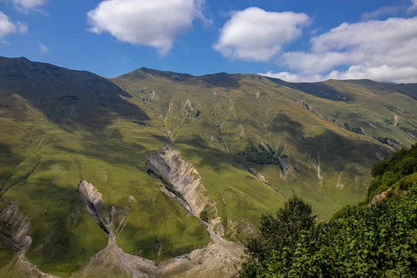 Вид на Кавказские горы вдоль грузинской военной дороги — стоковое фото