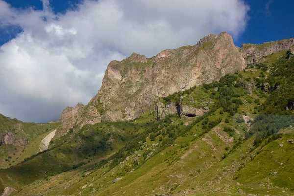 Uitzicht op de Kaukasus bergen langs Georgische militaire weg — Stockfoto