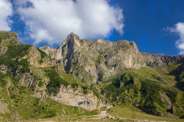 Vista das montanhas do Cáucaso ao longo da estrada militar georgiana — Fotografia de Stock