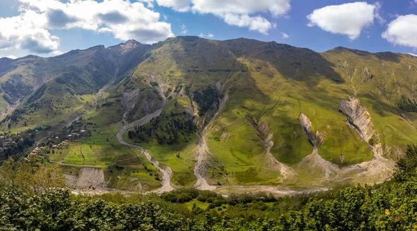 Uitzicht op de Kaukasus bergen langs Georgische militaire weg — Stockfoto