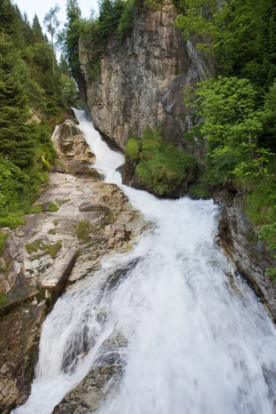 Cachoeira na bela cidade termal de Bad Gastein, Áustria — Fotografia de Stock