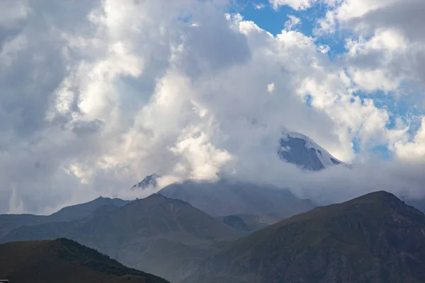 Vista de las montañas del Cáucaso cerca del pico Kazbek, Georgia —  Fotos de Stock