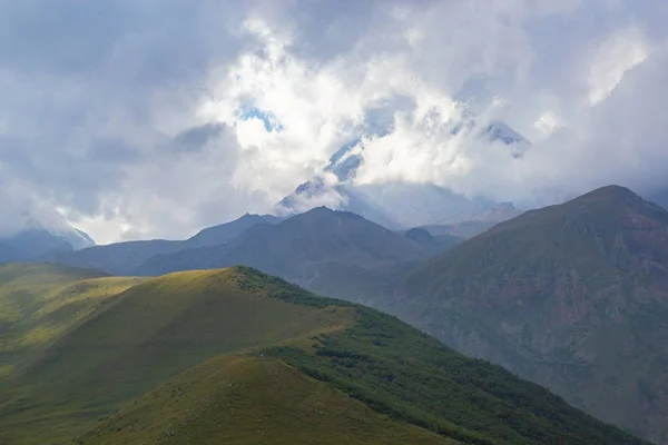 Vista de las montañas del Cáucaso cerca del pico Kazbek, Georgia —  Fotos de Stock