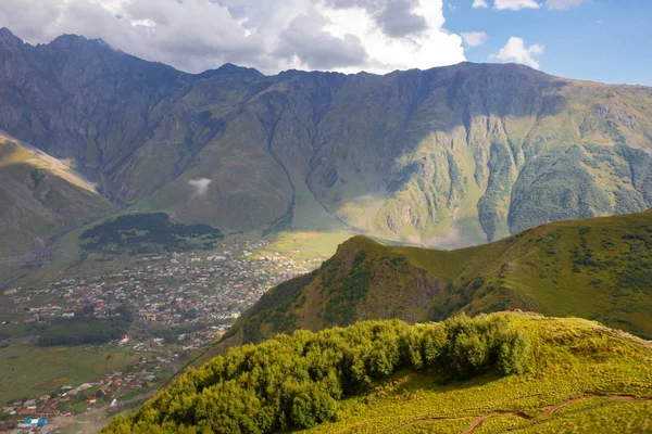 Uitzicht op de Kaukasus bergen in de buurt van Kazbek Peak, Georgia — Stockfoto