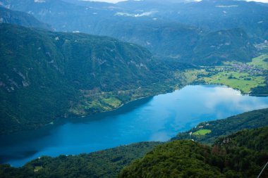 Vogel teleferisinden Bohinj gölünün görünümü, Slovenya