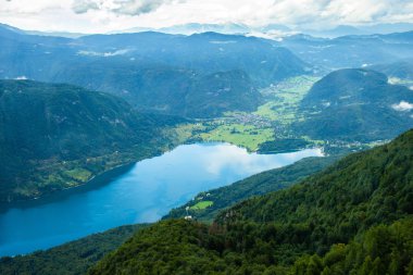 Vogel teleferisinden Bohinj gölünün görünümü, Slovenya
