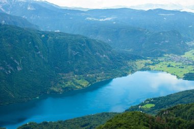 Vogel teleferisinden Bohinj gölünün görünümü, Slovenya