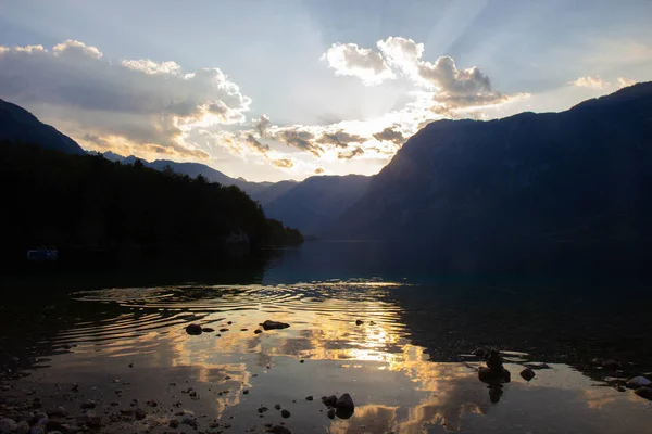 Sunset Sky ovanför Bohinj-sjön, Juliska alperna, Slovenien — Stockfoto