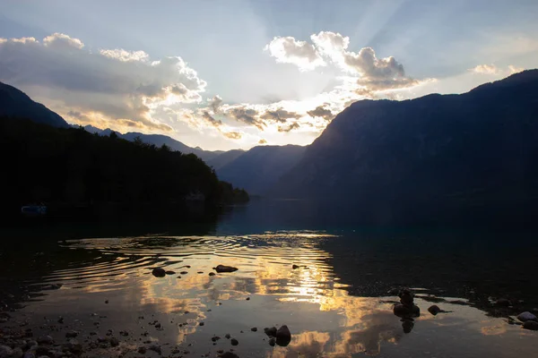 波欣日湖上方的日落天空，朱利安阿尔卑斯山，斯洛文尼亚 — 图库照片