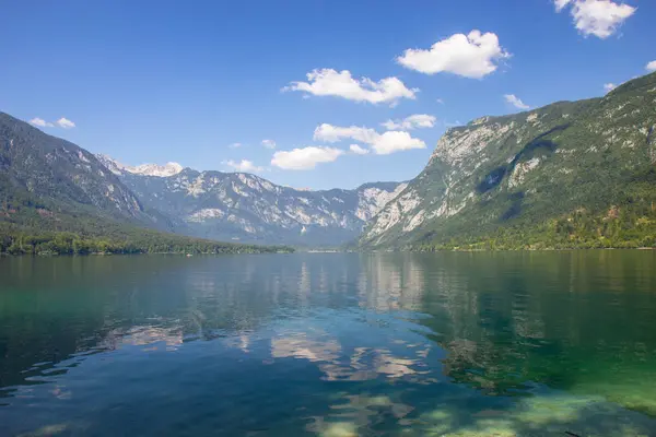 Bohinj Gölü görünümü, Julian Alpleri, Slovenya — Stok fotoğraf