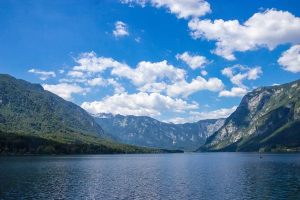 Bohinj Gölü görünümü, Julian Alpleri, Slovenya — Stok fotoğraf
