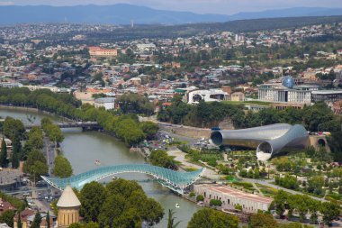 Tiflis, Gürcistan şehir merkezinde havadan görünüm 21 Ağustos 2019. Tiflis, Gürcistan'ın başkenti, Kura nehri kıyısında yer almaktadır.